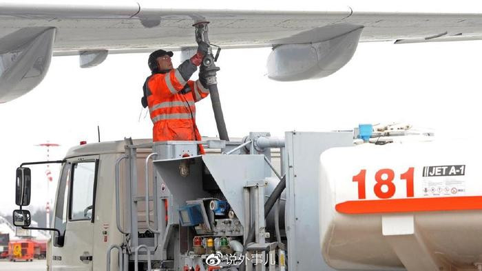 Tóm lại, máy bay chiến đấu quân sự thường sử dụng xăng hàng không làm nhiên liệu vì có ưu điểm là mật độ năng lượng cao, ổn định, đốt cháy tốt, dễ dàng lưu trữ và xử lý, cũng như chuỗi cung ứng tốt và tiết kiệm nhiên liệu. Trong đó xăng JET A1 và JP-8 là loại phổ biến nhất. 