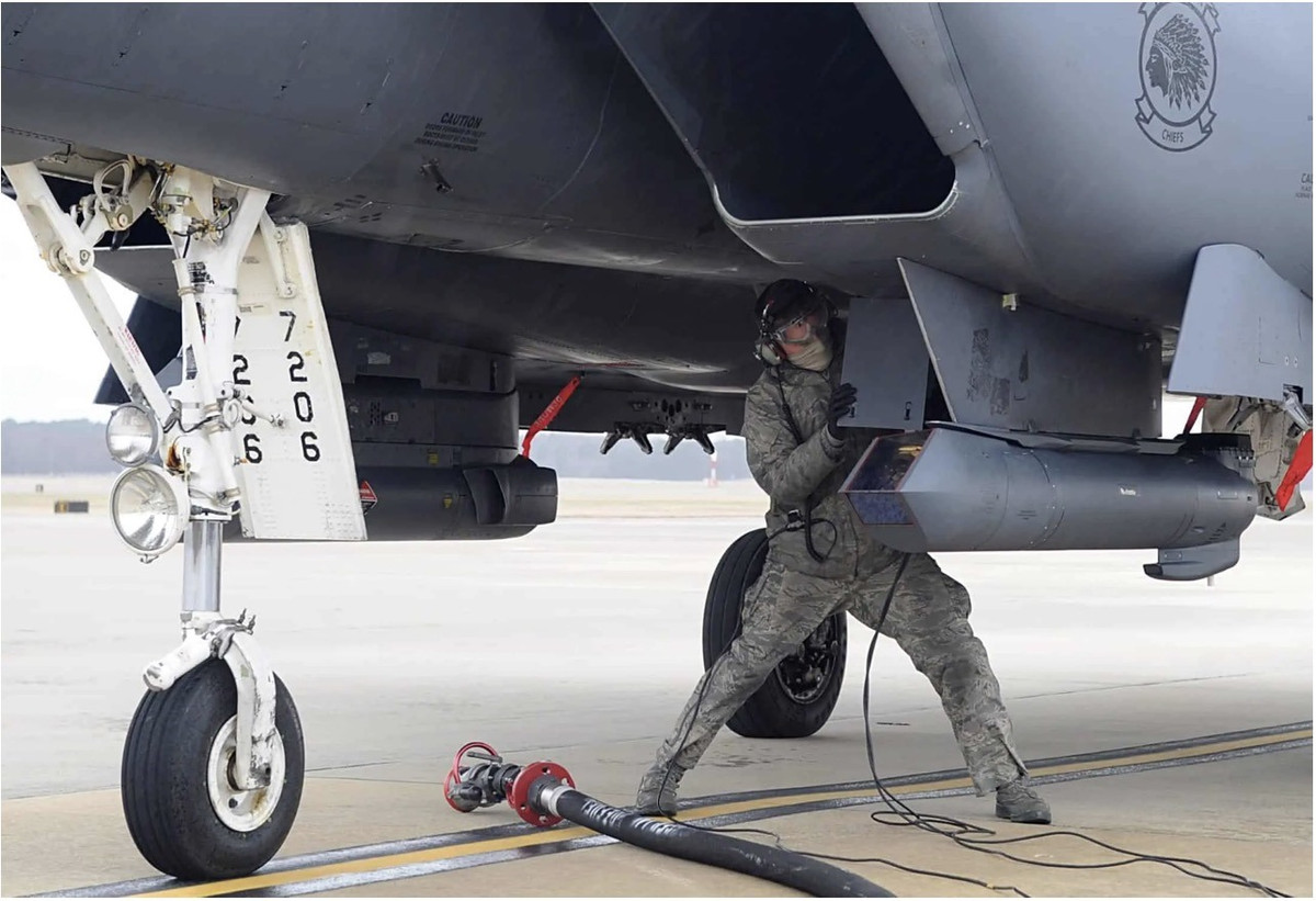 Theo các chuyên gia, xăng máy bay có độ bay hơi chậm, được pha thêm nhiều chất hóa học để có thể chịu được độ cao và không ăn mòn động cơ. Ngoài ra, xăng máy bay còn có đặc tính không bị đóng băng khi máy bay ở độ cao lớn, khi nhiệt độ ngoài trời âm mấy chục độ. 