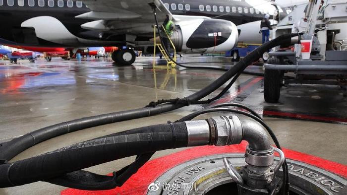 Theo giá nhiên liệu trung bình của năm 2023 thì giá xăng máy bay Jet A1 bình là 143,4 USD/thùng (tương đương khoảng 14 triệu đồng/tấn), như vậy chi phí nhiên liệu cho một máy bay chiến đấu trong mỗi giờ bay cần 42 triệu. Đây là vẫn chưa sử dụng chế độ đốt sau, và một khi chế độ đốt sau được bật cho hành trình siêu thanh, 42 triệu nhiên liệu chỉ đủ cho khoảng nửa giờ.