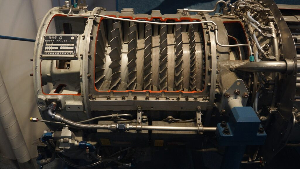 Trong sử dụng thực tế, mức tiêu thụ nhiên liệu của máy bay chiến đấu quân sự là tương đối lớn, vì vậy việc phát triển các loại động cơ tiết kiệm nhiên liệu cũng là một hướng đi quan trọng của các cường quốc hàng không như Mỹ, Nga hay châu Âu.