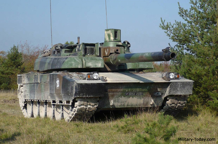 MBT Leclerc có trọng lượng chiến đấu 55 tấn và được sản xuất bởi công ty Nexter của Pháp (trước đây là GIAT). Xe tăng được trang bị pháo nòng trơn 120 mm và được trang bị bộ nạp đạn tự động (đây cũng là MBT duy nhất của phương Tây trang bị bộ nạp đạn tự động), cho phép bắn tới 12 phát mỗi phút.