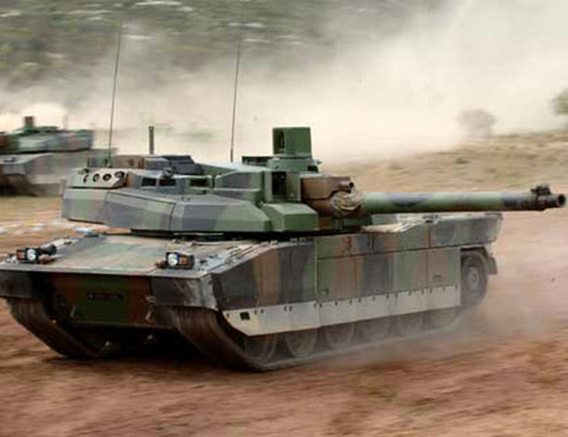 Leclerc được trang bị nhiều loại đạn như đạn xuyên giáp thoát vỏ, ổn định bằng cánh đuôi, đạn nổ phá và hệ thống điều khiển hỏa lực rất tiên tiến. Các vũ khí trang bị khác của xe tăng bao gồm một súng máy 7,62mm đặt trên nóc xe và một súng máy 12,7mm đồng trục với pháo chính.