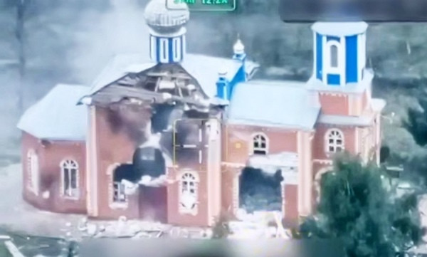 Quân Nga từ dưới hầm của nhà thờ bắn trả quyết liệt từ chỗ ẩn nấp, ngăn không cho quân Ukraine tiếp cận khu vực và gọi tiếp viện. Ngay sau đó, UAV FPV của Nga đã xuất hiện, buộc lính Ukraine phải rút sang một ngôi nhà lân cận và nhờ đó, quân Nga đã rút lui an toàn ra khỏi khu vực nhà thờ.