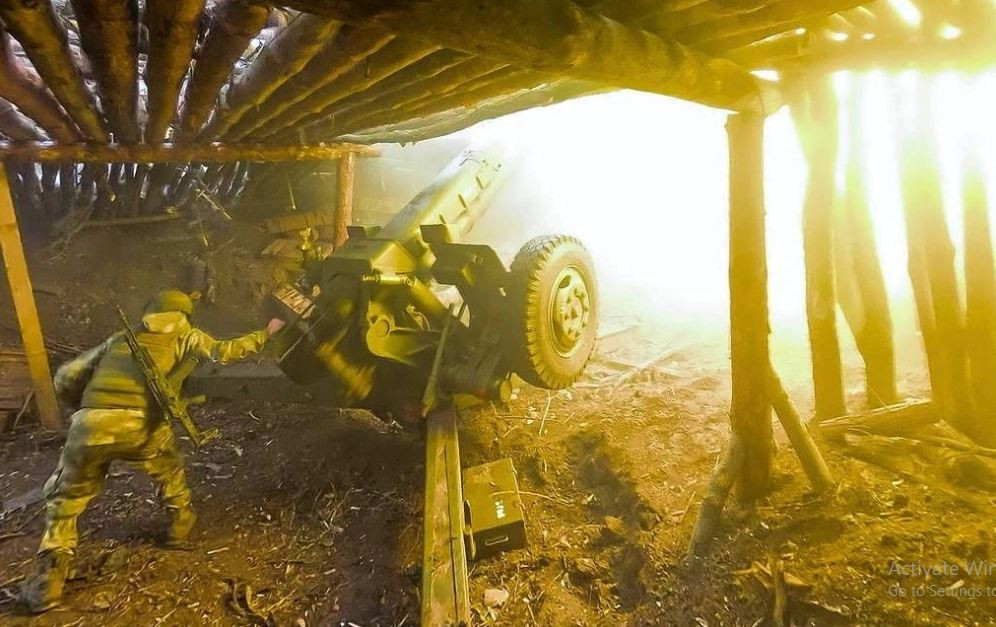 Đối với chỉ huy AFU, việc chiếm được trang trại Berdyn, và thậm chí cả làng Bolshoye Soldatskoye cũng không giải quyết được vấn đề, vì chắc chắn RFAF sẽ không cho họ đột phá sâu theo trục đường R200. Nhưng các hoạt động của Nga gần Makhnovka thú vị hơn ở chỗ, chúng thu hẹp phạm vi và cho phép họ dần dần tiếp cận con đường lớn duy nhất ở phía sau lưng quân Ukraine ở Kursk. (Nguồn ảnh: Topwar, Deep State, Ukrinform, TASS). 