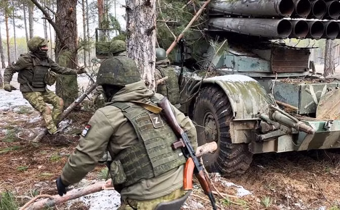 Điều không thể bỏ qua đó là chiến dịch của Nga ở Avadivka không độc lập với toàn bộ chiến trường Ukraine, mà là một loạt chiến dịch triển khai trên nhiều hướng chiến trường. Cho đến nay, lực lượng dân quân thân Nga là lực lượng chính bao vây Avdiivka; quân chủ lực của Nga vẫn chưa tham gia những trận đánh lớn.