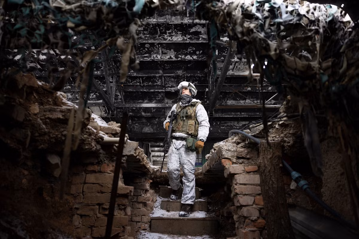 Trong và ngoài thành phố Avdeevka đều có các công sự chiến đấu, hầm hào phòng ngự liên hoàn vững chắc. Để nâng cao khả năng phòng thủ, quân Ukraine tại Avdeevka đều có kinh nghiệm chiến đấu, bao gồm Lữ đoàn bộ binh cơ giới số 53, 110 và Lữ đoàn phòng thủ nội địa số 116; với tổng số từ 20.000 đến 30.000 quân.