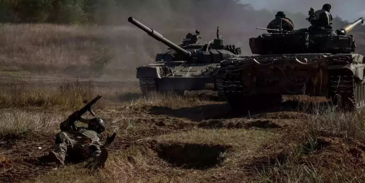 Để vượt qua các khu vực trống trải một cách nhanh nhất, quân Nga đã sử dụng số lượng lớn xe tăng và xe chiến đấu bộ binh tấn công về phía các vị trí của quân đội Ukraine. Tuy nhiên, chiến thuật này của quân Nga khó thực hiện, do sự giám sát và tấn công bằng UAV của quân đội Ukraine.