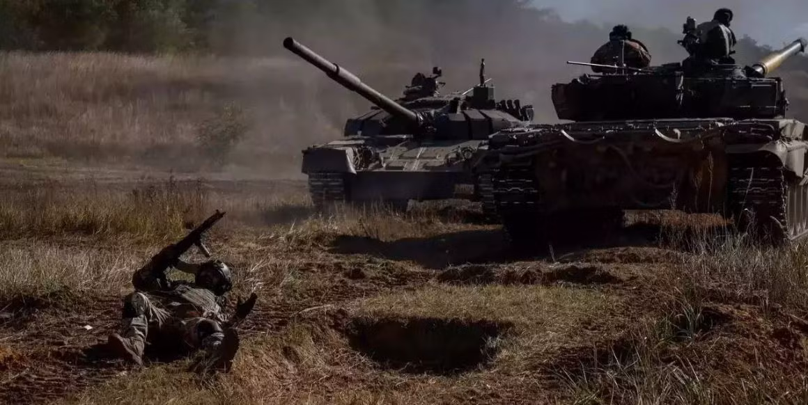 Để vượt qua các khu vực trống trải một cách nhanh nhất, quân Nga đã sử dụng số lượng lớn xe tăng và xe chiến đấu bộ binh tấn công về phía các vị trí của quân đội Ukraine. Tuy nhiên, chiến thuật này của quân Nga khó thực hiện, do sự giám sát và tấn công bằng UAV của quân đội Ukraine.