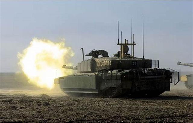 Ở phiên bản cơ sở, xe tăng Challenger-2 được trang bị pháo Rheinmattal L30 cỡ 120 mm của Đức. Pháo có tầm bắn lên tới 4,5 km và có độ chính xác cao và có thể bắn nhiều loại đạn khác nhau, trong đó có đạn xuyên giáp, sử dụng lõi đạn bằng uranium nghèo. 