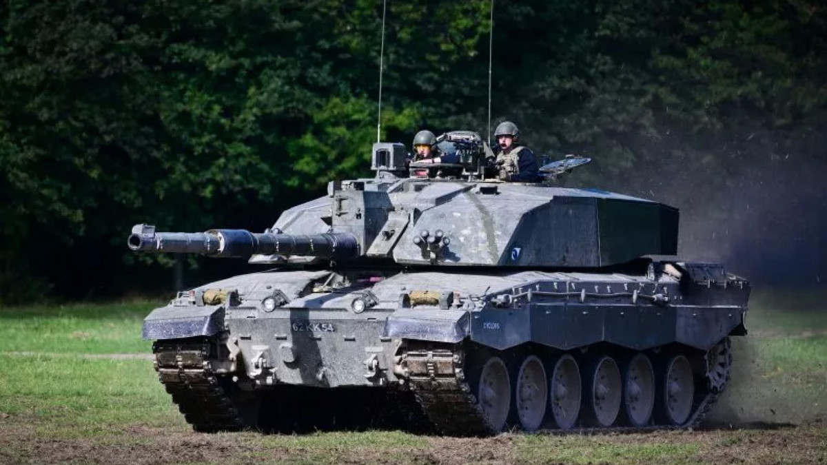 Challenger 2 không hổ danh là một vũ khí kỹ thuật số di động. Các nhà phát triển cho biết, Challenger-2 có hệ thống quản lý chiến đấu hiện đại, giúp kíp xe nắm rõ tình hình chiến trường, không chỉ bằng các khí tài trinh sát của xe, mà còn từ các phương tiện trinh sát khác như UAV, trinh sát mặt đất và các xe tăng bạn… thông qua hệ thống truyền tin tiên tiến. 