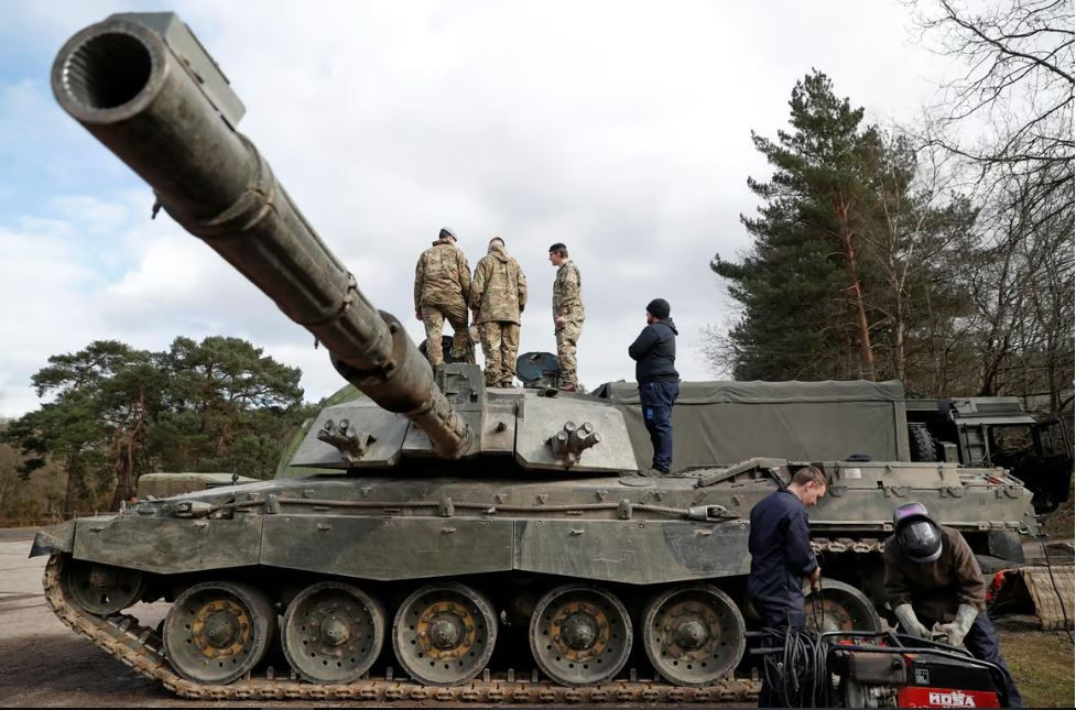 Vào đầu năm 2023, London đã “rất sốt sắng” khi giao 14 chiếc xe tăng Challenger 2 cho Kiev. Số xe tăng này không đủ biên chế cho một lữ đoàn quân đội Ukraine. Giá trị thực sự của số xe tăng Challenger 2 mà Anh viện trợ cho Ukraine, nằm ở “tính biểu tượng” của món quà và sự khuyến khích các nước châu Âu khác sau đó làm điều tương tự.