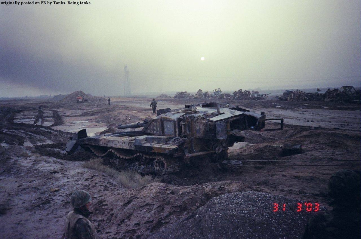 Điều này có nghĩa là thảo nguyên Ukraine sẽ không những là chiến trường của Challenger 2 mà là nơi người Anh thử nghiệm cho phiên bản Challenger 3 hoặc một mẫu xe tăng mới nào đó trong tương lai của quân đội Anh (ảnh một chiếc xe tăng Challenger 2 của quân đội Anh bị bắn cháy ở chiến trường Basra Iraq tháng 3/2003. Nguồn Reuters).