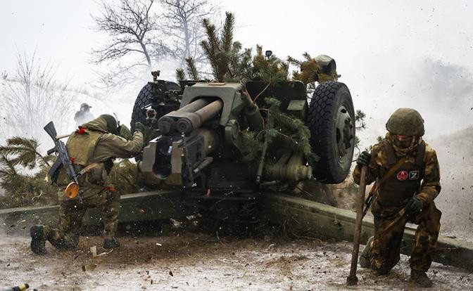 Về áp lực trực tiếp đối với phía bắc Bakhmut, đương nhiên là có, nhưng cũng không phải đặc biệt trọng yếu. Tương tự, đối với trận đánh ở hướng trung tâm thành phố Bakhmut, Chỉ huy Wagner sẽ không điều quân chủ lực giao tranh với quân Ukraine. Tuy nhiên, họ sẽ căn cứ vào sức mạnh của quân Ukraine trong khu vực đô thị, để lựa chọn chiến thuật tương ứng; nhưng chắc chắn là dùng hỏa lực tấn công.