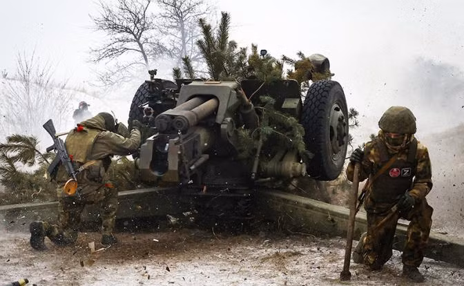 Về áp lực trực tiếp đối với phía bắc Bakhmut, đương nhiên là có, nhưng cũng không phải đặc biệt trọng yếu. Tương tự, đối với trận đánh ở hướng trung tâm thành phố Bakhmut, Chỉ huy Wagner sẽ không điều quân chủ lực giao tranh với quân Ukraine. Tuy nhiên, họ sẽ căn cứ vào sức mạnh của quân Ukraine trong khu vực đô thị, để lựa chọn chiến thuật tương ứng; nhưng chắc chắn là dùng hỏa lực tấn công.