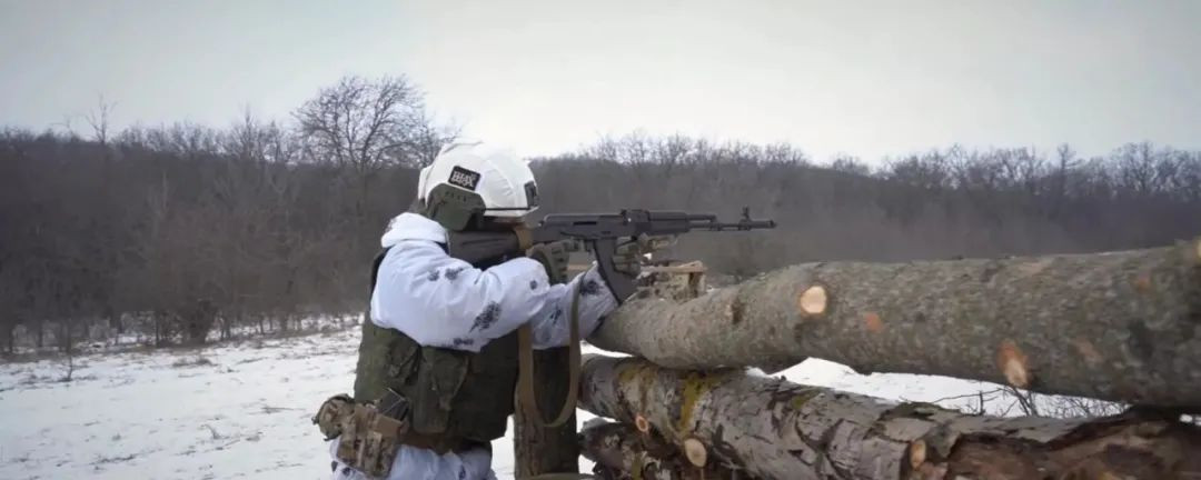 Đồng thời, quân Wagner cũng đột phá chiếm khu vực cao nguyên của Quân đội Ukraine ở phía tây của đường cao tốc T0513, tràn ngập gần như toàn bộ khu vực cao nguyên, vừa đánh thẳng đến đường cao tốc M03; trực tiếp cắt đứt đường tiếp tế quan trọng này.