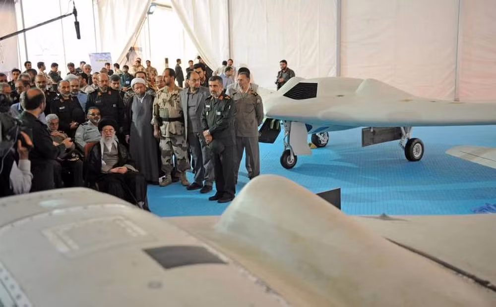 Tuy nhiên, nguồn gốc của câu chuyện trên chỉ có thể bắt nguồn từ năm 2011. Khi đó, một chiếc UAV RQ-170 Sentinel của Mỹ “bất ngờ biến mất” khi đang thực hiện nhiệm vụ bí mật của Cơ quan tình báo Mỹ CIA ở Afghanistan. Tuy nhiên, nó thực sự đã bị Iran "bắt giữ" nguyên vẹn, bằng cách cắt đứt liên lạc giữa UAV và trạm điều khiển, bằng thiết bị gây nhiễu mặt đất.