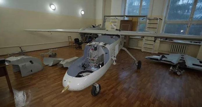 Điều thú vị hơn nữa là nguồn cung cấp linh kiện cho những chiếc UAV này có thể được mô tả như một mô hình “phong cách hỗn hợp”: 50% đến từ Mỹ, 30% đến từ Nhật Bản và 20% còn lại thậm chí còn có sự đóng góp từ các nước và vùng lãnh thổ khác, trong đó thậm chí có cả linh kiện của Israel. Đúng là “một trò đùa từ địa ngục”. 