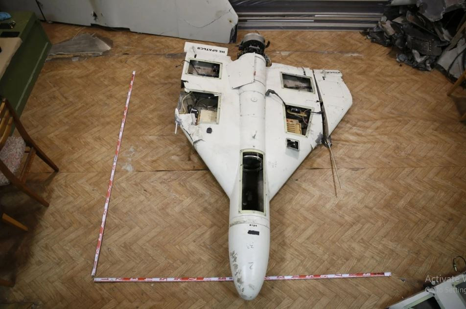 Đặc biệt là khi phân tích UAV tự sát Shahed-136 mà Iran xuất khẩu sang Nga, với tên gọi Geran-2, có tới 82% linh kiện của chiếc UAV này có nguồn gốc từ Mỹ. “Ở cả 3 mẫu UAV, chúng tôi nhận thấy có hơn 500 thành phần khác nhau, do hơn 70 nhà sản xuất ở 13 quốc gia và khoảng 82% các thành phần này được sản xuất tại Mỹ”, ông Damien Spleeter, người đứng đầu nhóm điều tra của Ukraine cho biết.