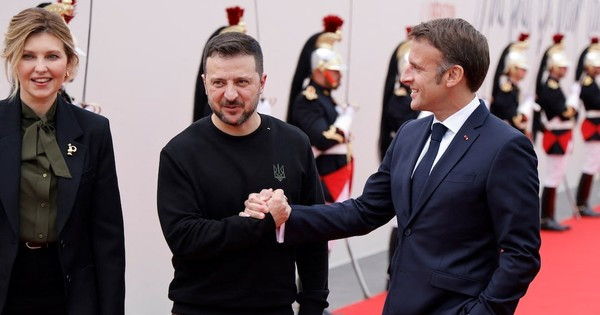 Theo hãng tin Pháp AFP, Tổng thống Pháp Macron trong một cuộc phỏng vấn với truyền hình Pháp sau khi tham gia lễ kỷ niệm 80 năm cuộc đổ bộ Normandy vào ngày ngày 7/6 nói rằng, Pháp sẽ khởi động hợp tác mới với Ukraine, cung cấp cho Ukraine máy bay chiến đấu Mirage-2000 và bắt đầu đào tạo phi công Ukraine tại Pháp vào mùa hè này.