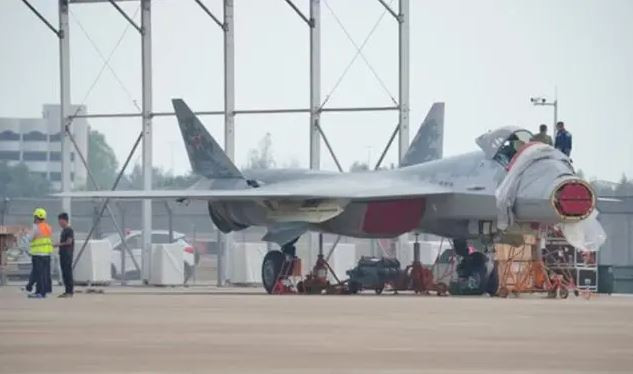 Sự xuất hiện của hai chiếc Su-57 này không chỉ chứng tỏ Nga rất coi trọng thị trường Trung Quốc, mà còn là một biểu hiện khác cho sự tin cậy chiến lược lẫn nhau giữa hai nước. Là máy bay chiến đấu tiên tiến nhất của Lực lượng Hàng không Vũ trụ Nga, mặc dù chưa thể sản xuất hàng loạt vì nhiều lý do, nhưng sự xuất hiện của nó chắc chắn sẽ gửi một tín hiệu đến thế giới, đó là sự hợp tác quân sự giữa Trung Quốc và Nga. 