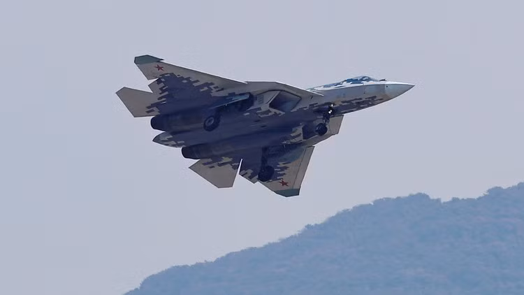 Vài tuần trước khi triển lãm Chu Hải khai mạc, tin đồn về việc Su-57 tham gia triển lãm đã lan truyền trên internet. Nhưng vì chiếc máy bay chiến đấu này chưa bao giờ rời Nga để tham gia triển lãm hàng không quốc tế, nên tính xác thực của tin tức này vẫn còn nhiều nghi vấn.