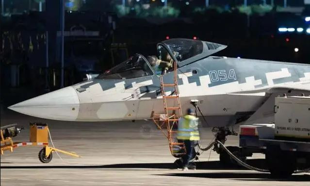 Cho đến ngày 3/11, một chiếc Su-57 màu xanh đặc trưng của dòng chiến đấu cơ này mang số hiệu 054 đã hạ cánh xuống sân bay Thái Nguyên ở tỉnh Sơn Tây của Trung Quốc, và được đích thân phi công thử nghiệm số 1 của Công ty Sukhoi là Bogdan điều khiển.