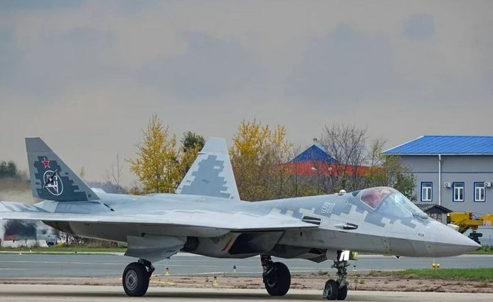Su-57 hiện được xem là tiêm kích hiện đại nhất của lực lượng Không quân Nga hiện nay; đây là mẫu máy bay chiến đấu đa nhiệm, có khả năng tàng hình ấn tượng và được mệnh danh là "bóng ma bầu trời". Tầm hoạt động của Su-57, theo truyền thông Nga, là trên 5.500km.