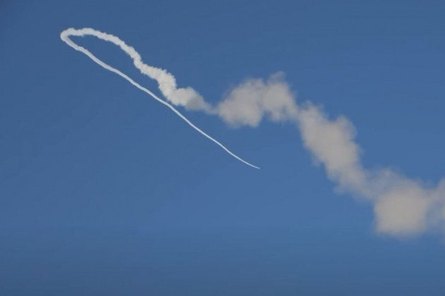 Trên đoạn video được đưa lên mạng xã hội, người xem có thể thấy được khoảnh khắc tên lửa của hệ thống phòng không Kub hạ gục tiêm kích F-15 của Không quân Ả Rập Saudi. 