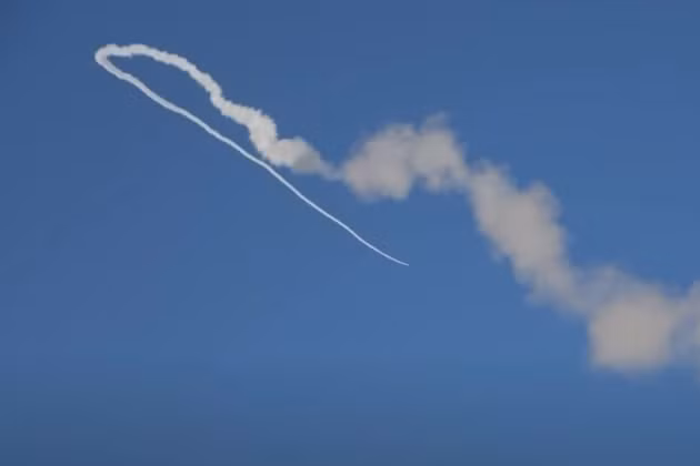 Trên đoạn video được đưa lên mạng xã hội, người xem có thể thấy được khoảnh khắc tên lửa của hệ thống phòng không Kub hạ gục tiêm kích F-15 của Không quân Ả Rập Saudi. 