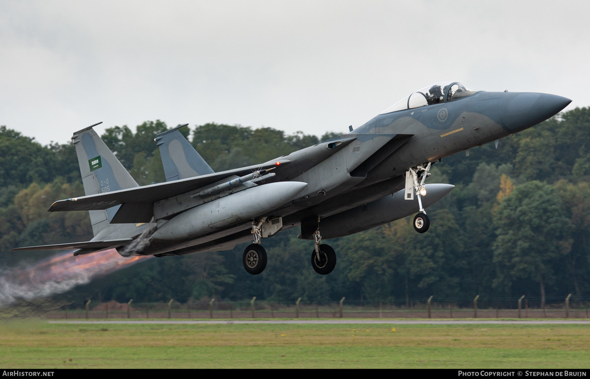 Chiến đấu cơ F-15 là máy bay chiến đấu hạng nặng, khi mới ra đời là tiêm kích chiếm ưu thế trên không chủ lực của Không quân Mỹ và một số quốc gia đồng minh thân cận của Mỹ. Chiến đấu cơ này từng làm mưa làm gió trên nhiều chiến trường khác nhau.