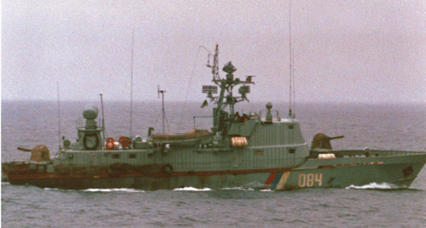 Về hệ thống trinh sát, tàu phóng lôi Dự án 206M được trang bị sonar MG-329 Sheksna, radar dẫn đường MR 206 và hệ thống quản lý chiến đấu Dozor-1. Thủy thủ đoàn có tổng cộng 25 người, trong đó có 4 sĩ quan.