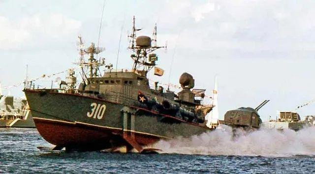 Năm 1972, Liên Xô bắt đầu đóng tàu phóng lôi cỡ lớn có hình dáng độc đáo. Tàu phóng lôi này có tên là Project 206M Storm (cơn bão) được cải tiến từ tàu phóng lôi Project 206 Shershen, mà NATO gọi là "Turya".