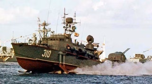 Năm 1972, Liên Xô bắt đầu đóng tàu phóng lôi cỡ lớn có hình dáng độc đáo. Tàu phóng lôi này có tên là Project 206M Storm (cơn bão) được cải tiến từ tàu phóng lôi Project 206 Shershen, mà NATO gọi là "Turya".