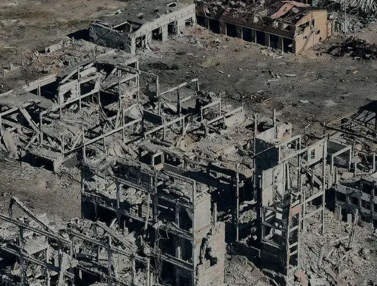 Bạn có thể thấy những vết cháy quy mô lớn bao trùm hàng chục tòa nhà. Rõ ràng đây là sức phá hoại của một quả bom siêu nhiệt áp. Nhìn cận cảnh, có cảm giác như thể toàn bộ tòa nhà đã bị phá hủy. Thật khó để tưởng tượng rằng, Quân đội Nga và Ukraine đang chiến đấu ở một thành phố như vậy.