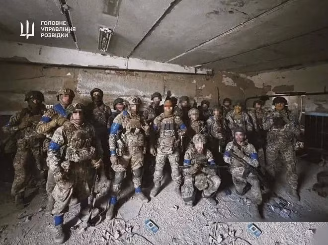 Lực lượng đặc nhiệm Ukraine sau khi sử dụng máy bay không người lái tiến hành trinh sát, họ phát hiện có điều gì đó không ổn, họ quyết đoán thay đổi kế hoạch chiến đấu và đột nhập trực tiếp từ phía trước, bên sườn; thậm chí còn quay phim đăng tải trên mạng nói rằng, họ đã chiếm thành công nhà máy tổng hợp.