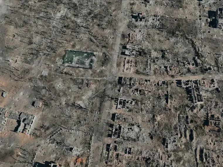 Sau khi xem những bức ảnh này, bạn sẽ có cảm giác nơi giao tranh tàn khốc nhất trên chiến trường Nga-Ukraine không phải ở chiến trường trung tâm Donbass, mà là thành phố Volchansk ở phía bắc tỉnh Kharkov, khi trông phong cảnh hoang tàn như trên mặt trăng.