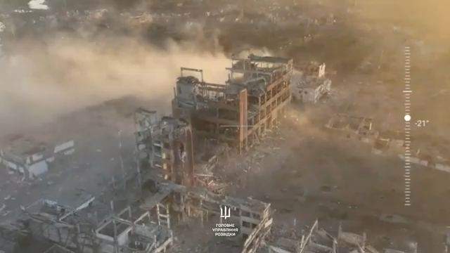 Mặc dù quân số của Quân đội Nga ở Volchansk đã giảm, nhưng hỏa lực của họ ngày càng trở nên ác liệt hơn. Ngày 3/10, Boris Rozin, chuyên gia quân sự của Cơ quan Thông tin Nga, cho biết Quân đội Nga đã thả bom nhiệt áp ODAB-1500 nặng 1,5 tấn xuống tòa nhà 5 tầng ở Volchansk và công bố đoạn video ghi lại hiện trường vụ nổ.