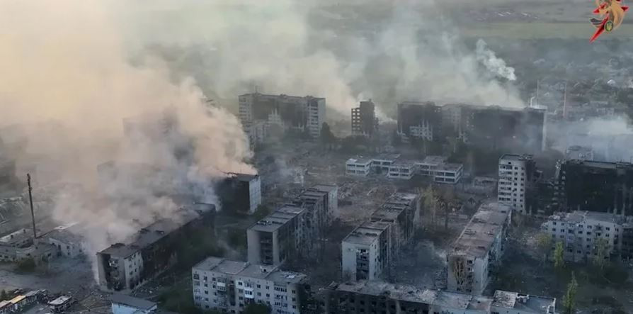 Từ đoạn video do Quân đội Ukraine quay lại có thể thấy toàn bộ các nhà xưởng trống rỗng, quân Nga đã rút hoàn toàn. Điều mà Quân đội Ukraine không ngờ tới là thực chất đây là một cái bẫy. Không lâu sau khi Quân đội Ukraine tái chiếm nơi này, Quân đội Nga đã bao phủ nó bằng bom nhiệt áp và mục tiêu bị phá hủy, có thể được nhìn thấy từ rất xa.