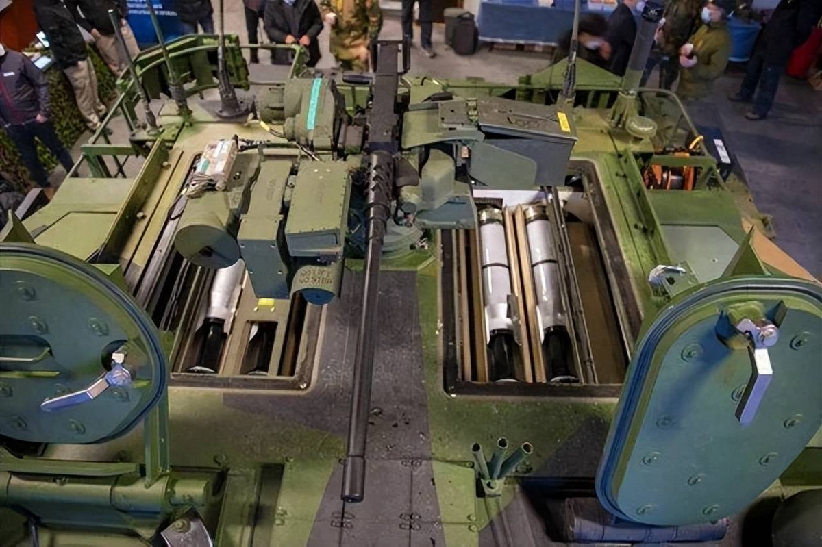 Không phải tất cả các xe tăng phương Tây khác đều áp dụng tách hẳn khoang đạn. Ví dụ như xe tăng Leopard-2, một phần nhỏ đạn pháo được đặt ở ngăn bên trái khoang đuôi tháp pháo, nhưng phần lớn đạn vẫn được đặt ở bên trái thùng xe, và phần này của đạn chưa được chia ngăn.