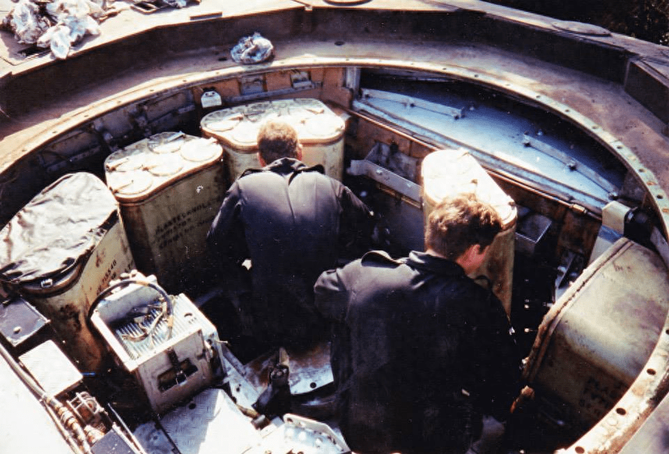 Tuy nhiên, phần liều phóng, đầu đạn nổ phá chống bộ binh và đạn lõm xuyên giáp được đóng gói trong thùng chứa, sau đó đưa vào khoang xe. Những loại đạn này được đặt trong khoang chiến đấu mà không cần khoang riêng. Một khi xe trúng đạn, nó vẫn sẽ nổ.