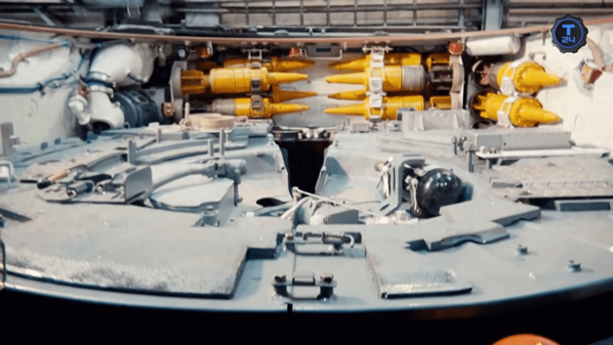 Điểm thứ hai là cái gọi là việc chia đạn thành từng ngăn được phương Tây chủ trương. Thực tế, một số xe tăng phương Tây như dòng M1 Abram đều bỏ toàn bộ đạn pháo vào khoang đạn ở đuôi tháp pháo, bên trong khoang đuôi có cửa chống nổ và tấm giảm áp ở phần trên khoang đuôi.