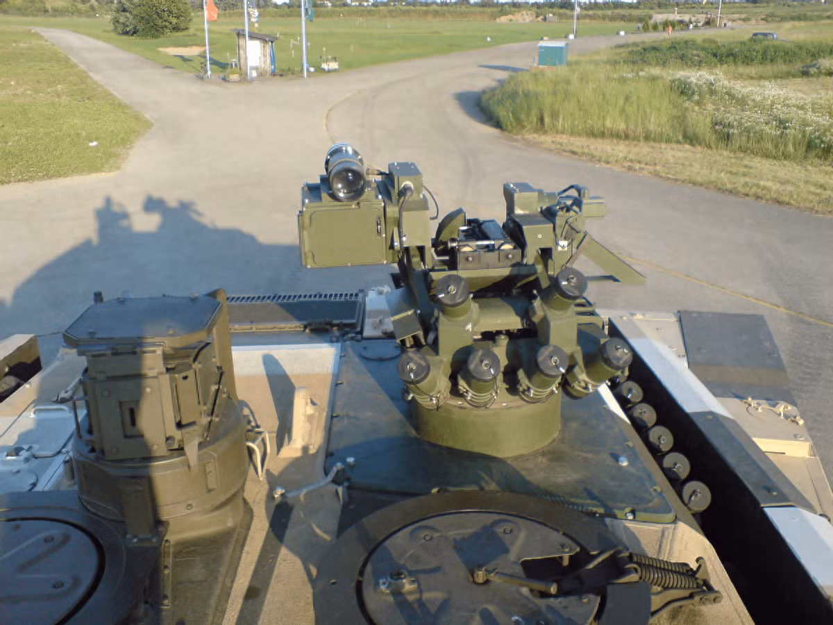 Khi bắn, pháo thủ nạp đạn mở cửa chống nổ để lấy đạn và đóng cửa chống nổ sau khi lấy đạn. Một khi đạn ở khoang đuôi bị bắn trúng, sóng xung kích và khí nổ sẽ thoát ra khỏi xe thông qua tấm giảm áp. Trong quá trình thử nghiệm, tổ lái sẽ không gặp nguy hiểm và tháp pháo sẽ không trở thành “tháp pháo bay”.