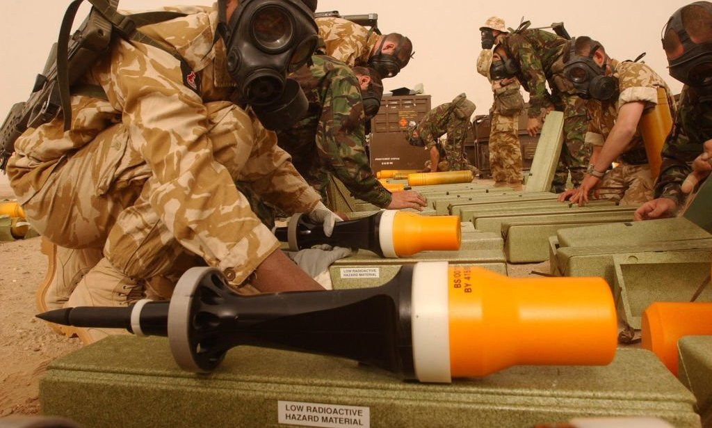 Cách đây một thời gian, người ta nói rằng Challenger 2 đã sử dụng đạn xuyên giáp có lõi bằng uranium nghèo, có nghĩa là thanh kim loại được làm bằng uranium nghèo. Đầu đạn như vậy được đặt trong tháp pháo của Challenger-2, vì người ta thường cho rằng, tháp pháo tương đối cao, dễ bị bắn trúng; nhưng cho dù có bắn trúng, thì loại đầu đạn này cũng sẽ không nổ.