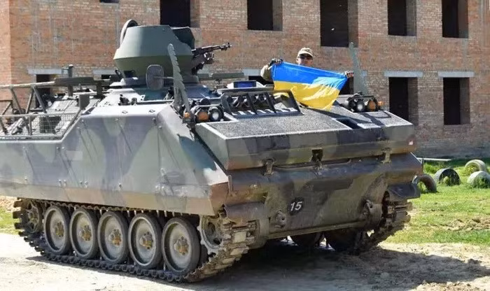 Sau khi xung đột Nga-Ukraine nổ ra, xe bọc thép chở quân YPR-765 được Hà Lan viện trợ cho Ukraine, với tư cách là lô xe bọc thép đầu tiên được phương Tây viện trợ. Khởi đầu cho việc viện trợ vũ khí ồ ạt hiện nay.