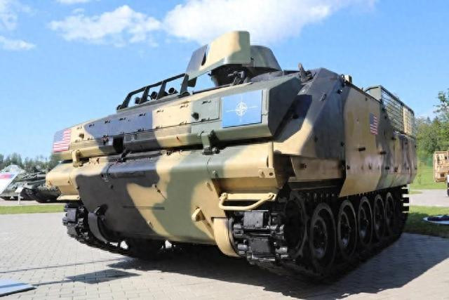 Khi cuộc chiến ngày càng trở nên ác liệt, các xe bọc thép chở quân YPR-765 được Hà Lan bàn giao trong giai đoạn đầu về cơ bản đã bị phá hủy; chúng dần được thay thế bằng xe chiến đấu bộ binh M2A2 Bradley do Mỹ sản xuất và xe chiến đấu bộ binh CV90 của Thụy Điển.