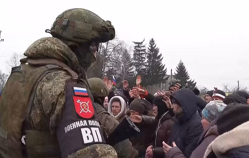 Tại Mariupol, Kherson và những nơi khác, 7 hoạt động nhân đạo đã được phía Nga tổ chức, và tổng cộng khoảng 560 tấn hàng hóa khác nhau, bao gồm hàng tiêu dùng thiết yếu và thực phẩm, đã được phân phát cho dân thường địa phương.