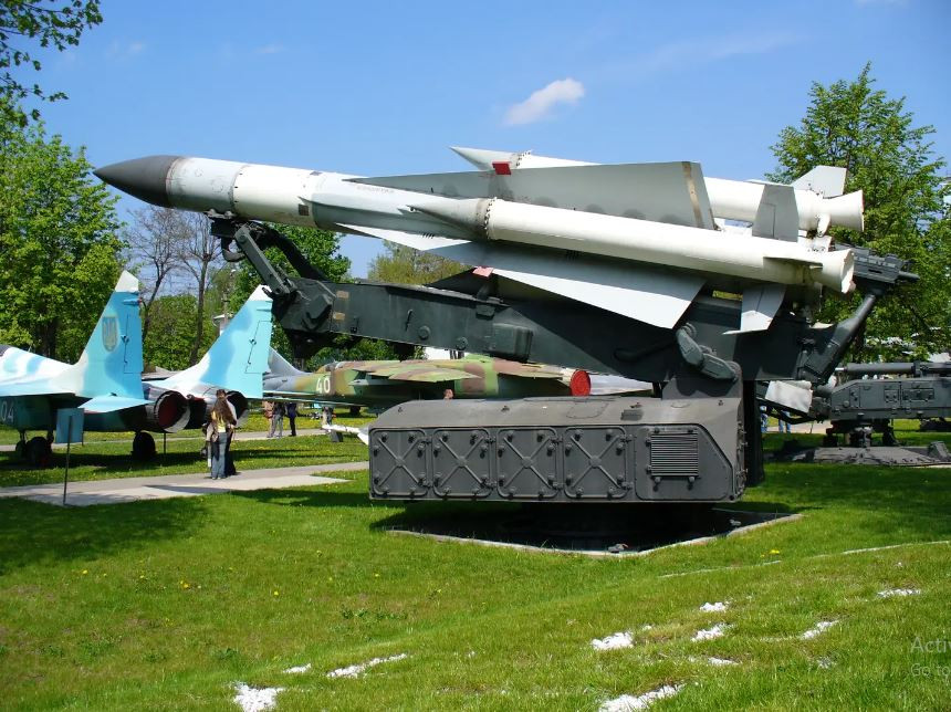 Trước đó, Tổng tư lệnh quân đội Ukraine Zaluzhny nói rằng, ông sẽ tấn công các mục tiêu của Nga: "Các đối tác không dám cung cấp vũ khí cho chúng tôi và chúng tôi sẽ sử dụng vũ khí của chính mình để làm điều này". Rõ ràng, S-200 là một trong số vũ khí "chúng tôi sẽ sử dụng vũ khí của riêng mình" như lời tướng Zaluzhny nói.