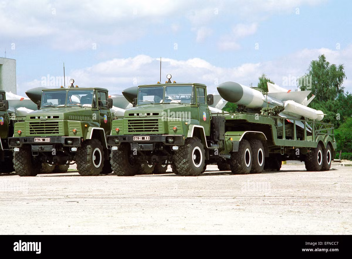 Nhưng cách nhanh nhất là cải tạo những hệ thống phòng không S-200 cũ do Liên Xô sản xuất thành tên lửa đạn đạo tầm xa. Trong tương lai, Ukraine sẽ phát triển tên lửa tầm trung và tầm xa có khả năng tấn công Nga là điều có thể khẳng định. https://www.eurasiantimes.com/new-ukraine-hits-russia-with-a-gigantic-8-ton-missiles/ https://bulgarianmilitary.com/2023/07/30/missile-that-once-downed-an-israeli-f-16i-attacked-russia-today/