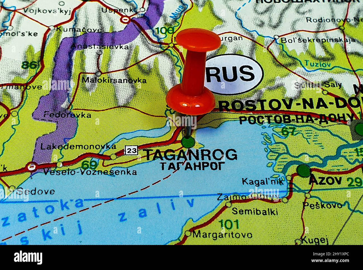 Taganrog là thành phố lớn của Nga trên bờ biển Azov, cách Donetsk 60 km và cách biên giới Ukraine khoảng 48 km. Theo hãng tin Mỹ CNN, loại UAV tự sát Shahed-136 do Iran cung cấp đã đến Nga qua cảng này. Taganrog cũng có một căn cứ không quân lớn của Nga và là trung tâm chỉ huy bay của Không quân Nga. 