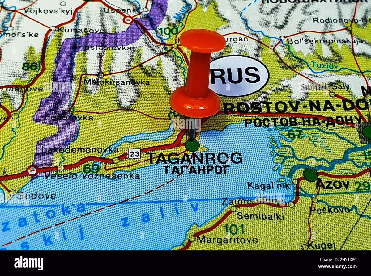 Taganrog là thành phố lớn của Nga trên bờ biển Azov, cách Donetsk 60 km và cách biên giới Ukraine khoảng 48 km. Theo hãng tin Mỹ CNN, loại UAV tự sát Shahed-136 do Iran cung cấp đã đến Nga qua cảng này. Taganrog cũng có một căn cứ không quân lớn của Nga và là trung tâm chỉ huy bay của Không quân Nga. 